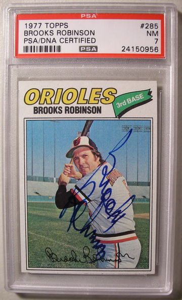 Brooks Robinson 1977 Topps #285 PSA/DNA Auto on PSA 7 card