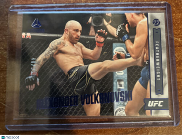 2022 Panini Chronicles Luminance UFC Alexander Volkanovski Parallel/Variety