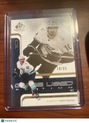 2022-23 Upper Deck SP Game Used Matty Beniers #R-11 Gold Parallel/Variety Rookie Insert