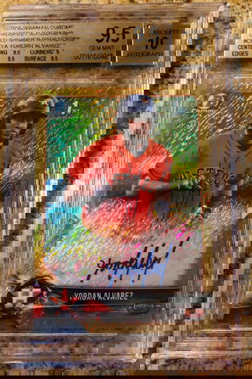 2018 Bowman Chrome Yordan Alvarez RC Gold Shimmer Auto #30/50 BGS 9.5 Pop 18 Rookie On Card Auto