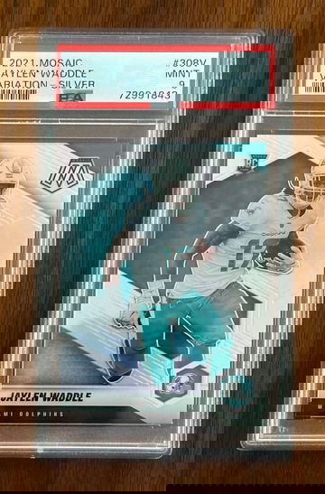 2021 Panini Mosaic Jaylen Waddle variation silver prizm RC no.308-V PSA 9 Dolphins