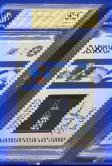 2019 Panini Encased Daniel Jones FOTL Ruby Rookie RC Cap Patch Auto Inscription /8 BGS 9.5/10 GEM MINT