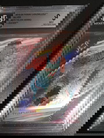 2019-20 Panini Chronicles silver Phoenix #572 Tyler Herro RC BGS 9