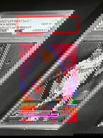 2022-23 Topps Finest UCC Red Black Vaporwave /10 Luka Modric PSA 10 