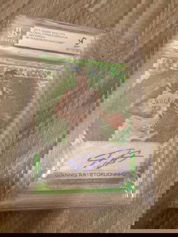 Giannis Antetokounmpo Spectra Autograph BGS 9 /25