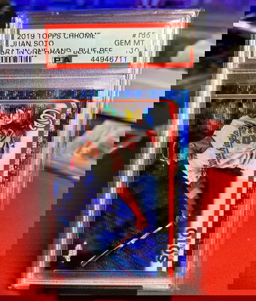 2019 Topps Chrome Juan Soto Bat in Hand Blue Ref. /75 Gold Cup