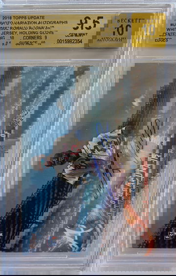 2018 Topps Update Ronald Acuna Jr. Variation Autographs White Jersey Holding Glove 