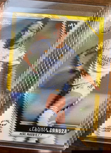 2021-22 Topps Chrome UEFA Women's Claudia Zornoza Gold Refractor #2/50. 