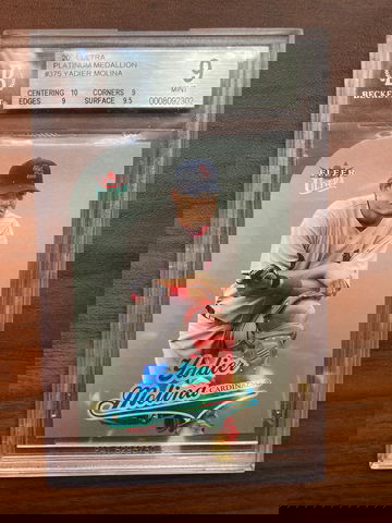 2004 Fleer Ultra Yadier Molina PLATINUM /100 Medallion RARE Rookie Card RC