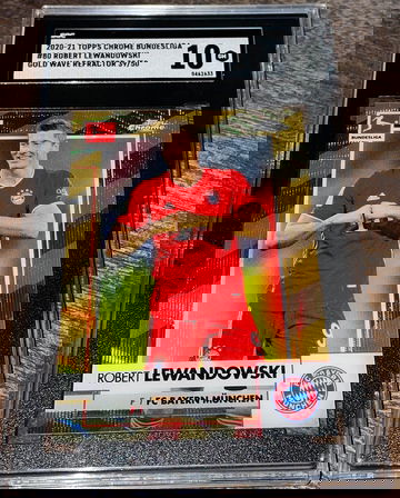 2020-21 Topps Chrome Bundesliga Robert Lewandowski Gold Wave Refractor 39/50 SGC 10