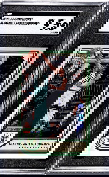 2022-23 Panini Hoops Giannis Antetokounmpo #44 SGC 9.5